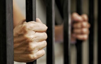 Un bărbat a încasat pensia soacrei decedate timp de 25 de ani. Ce pedeapsă riscă?