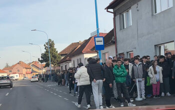 (VIDEO)Coadă uriaşă la shaorma gratuită. Sute de oameni au blocat un trotuar