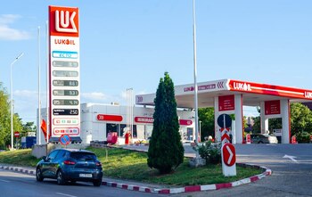 Gigantul care face o ofertă surpriză: vrea să cumpere activele Lukoil din străinătate, inclusiv din România
