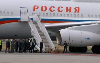 Imagine virală cu soldaţi americani îngenungheaţi lângă avionul lui Putin. „O capitulare istorică, rușine!”