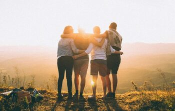 Expert: Cei mai fericiți oameni au 3 tipuri de prieteni pe care se pot baza