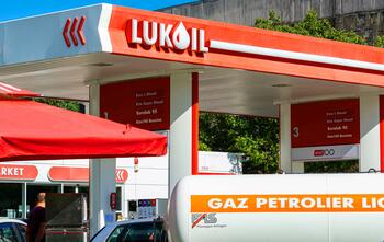Rafinăria Petrotel vândută de Lukoil către Gunvor. Expert: Ar rămâne indirect tot sub controlul Rusiei