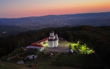 Mănăstirea Piatra Craiului, aflată la limita dintre județele Cluj și Bihor a fost jefuită. Hoțul, prins pe peronul Gării