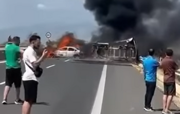 Un camion a lovit mașinile oprite la un punct de taxare de pe o autostradă din Grecia folosită de români: 3 oameni (…)