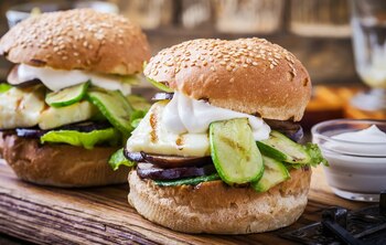 Burgerul vegetal, interzis pe hârtie. De ce mâncarea a devenit o problemă de identitate în Europa