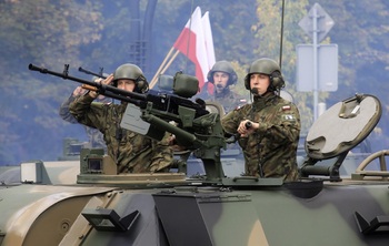 Ofensiva tăcută a Poloniei: Cum intenţionează Varşovia să devină arsenalul Europei printr-o explozie a producţiei de (…)