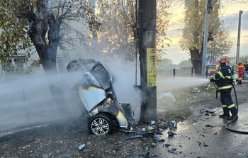 Un bărbat a murit după ce maşina sa a lovit un stâlp și a luat foc