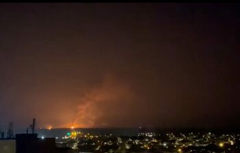 „Doamne, ce bubuie! Zici că e lângă mine!” Rușii au atacat aproape de România. Dronele și incendiile, filmate de la (…)