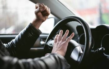 Conflictul care se repetă zilnic printre șoferi! Această faptă le aduce conducătorilor auto amenzi uriașe!