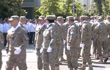Moment amuzant la parada de Ziua Aviaţiei. Unii militari au mers spre stângă, alţii spre dreapta