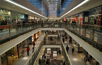 Telenovelă cu final sângeros într-un mall din Capitală. Un cuplu a dat nas în nas cu fostul iubit al soției, care a (…)