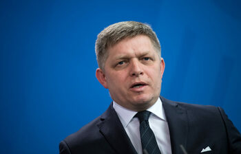 Joc la două mese din partea Slovaciei: Premierul critică Ucraina, dar firmele private de armament câștigă bani din (…)