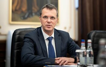 Ministrul Apărării se opune tăierii salariilor din Armată: Să facem cu bisturiul, nu cu toporul