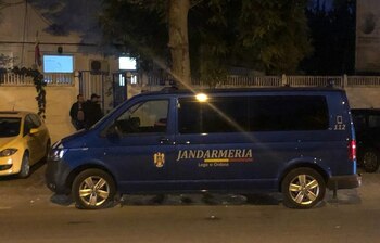 Un bărbat drogat a încercat să lovească poarta Ambasadei Rusiei din București cu mașina. Jandarmii au intervenit rapid