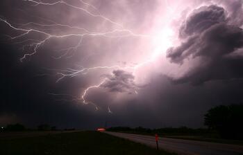 După caniculă, vremea rea face ravagii în țară! Meteorologii ANM anunță cod roșu de vijelii puternice, valabil în 10 (…)