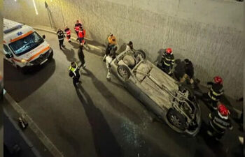 Accident spectaculos într-un pasaj din Centrul Civic din Oradea. O mașină a ajuns cu roțile în sus