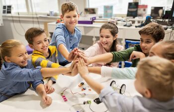 Cât costă să trimiți copilul la afterschool în 2025. Cheltuieli ascunse și lucruri la care părinții nu se gândesc