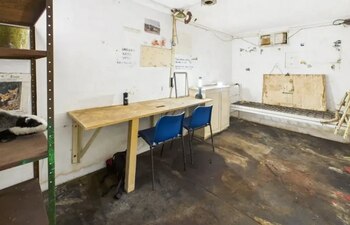 Buncăr nuclear din Războiul Rece, fost post de observație, scos la vânzare pentru 23.000 de euro. Are paturi, un (…)