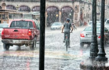 Record de precipitații: În următoarele 24 de ore va ploua cât în două luni