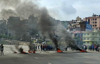 Revolta Generației Z care a dat jos guvernul: premierul demisionează după proteste cu 19 morți și case incendiate (…)