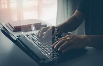 Cozile de la ghișee se mută în online. Cum primești număr de ordine și cum știi că e rândul tău