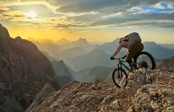 VIDEO Un cunoscut youtuber italian moare după ce a căzut de la 200 de metri cu bicicleta / Era ghid de mountain bike (…)