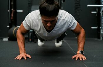 Dacă poți face aceste 7 exerciții la 30 sau 40 de ani, îți menții corpul mai tânăr decât majoritatea (Video)