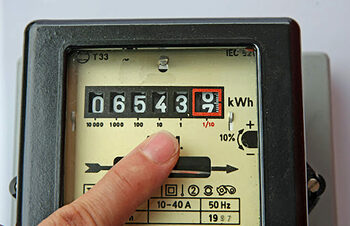 Peste 130.000 de familii primesc sprijin pentru plata energiei electrice