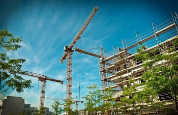 Piața construcțiilor din România a ajuns la un record istoric, dar poate stagna în lipsa fondurilor europene și a (…)