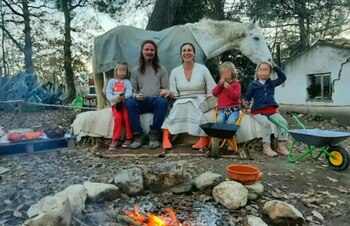 Cazul familiei care a rămas fără copiii pe care îi creștea într-o pădure din Italia, alături de cai, măgari și (…)