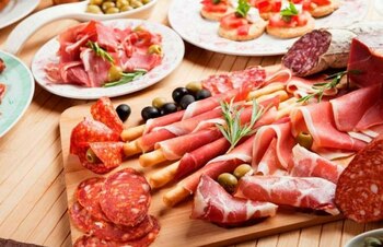 Orice consum de carne procesată e periculos pentru sănătate, avertizează experții. Ce ar trebui evitat