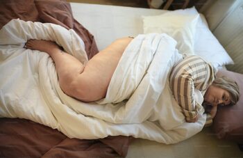 Un bărbat a murit asfixiat sub soţia obeză care a căzut peste el şi nu s-a mai putut ridica