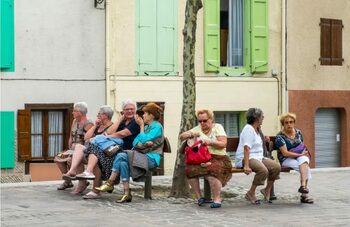 Evoluția ar putea explica de ce femeile trăiesc mai mult decât bărbații