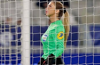 La 45 de ani, prea provocatoare pentru arbitraj. I-au interzis fluierul pentru că fermeca fotbaliștii: „Mă abordau (…)