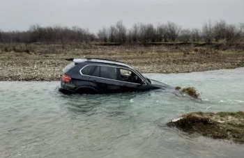 Un şofer beat şi fără permis și-a abandonat maşina în albia unui râu, încercând să scape de polițiști