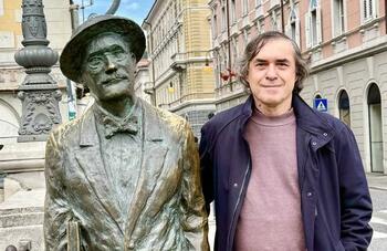 Mircea Cărtărescu, autoironic lângă statuia lui James Joyce: 