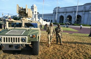 Garda Națională desfășurată la Washington a început să poarte arme. Când au voie soldații să folosească forța