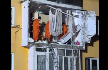 Explozie într-un bloc din Bihor. Un balcon s-a prăbușit, cu tot cu o femeie. Cauza deflagrației