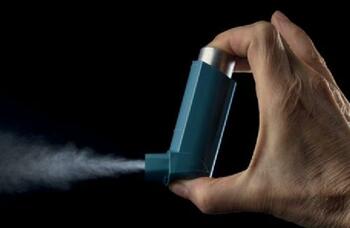 Inhalatoarele pentru astm contribuie la încălzirea globală: emisiile lor rivalizează cu cele a sute de mii de mașini