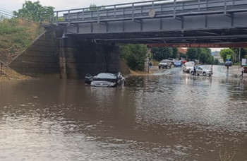 Furtună puternică în județul Brașov: mai multe străzi au fost inundate în Făgăraș, un copac a căzut peste o mașină (…)