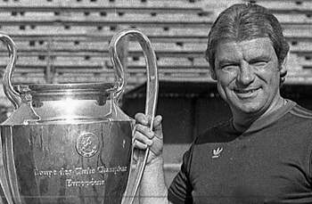 Emeric Ienei a fost înmormântat la Oradea cu onoruri militare / Sute de oameni l-au condus pe fostul mare antrenor (…)