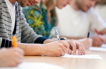 Trei profesori din Gorj ar fi încercat să fraudeze examenul de definitivat: aveau copiuțe și dispozitive de transmis (…)