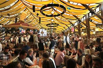 Prețuri apocaliptice anul acesta la Oktoberfest. Cât costă o bere și o friptură. „Ofertele sunt corecte”