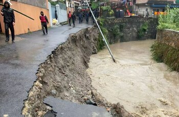 Inundații și alunecări de teren în Nepal. Bilanțul a urcat la 51 de morți