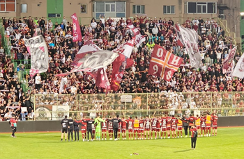 Spectacol la meciul FC Argeș – Rapid: fanele lui Dobrin au eclipsat fazele de joc cu ținutele lor provocatoare!