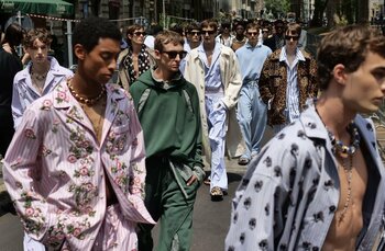 De la dormitor la catwalk: pijamalele de lux, noul statement al modei masculine