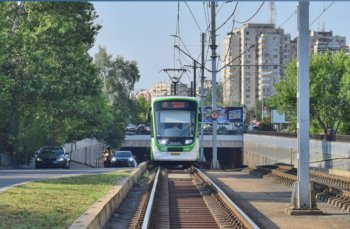 Două tramvaie s-au lovit în București. Un copil a fost rănit și transportat la spital