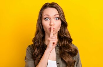 Ce spune psihologia despre oamenii care vorbesc prea mult și transformă orice dialog într-un monolog obositor?