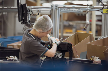 Peste 640 de locuri de muncă în Oradea. Se caută electricieni, sudori și operatori producție