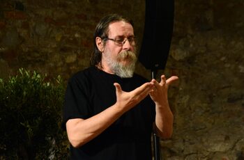 Dan Perjovschi, unul dintre cei mai influenţi artişti români, revine la Oradea cu un Artist Talk şi un workshop cu (…)